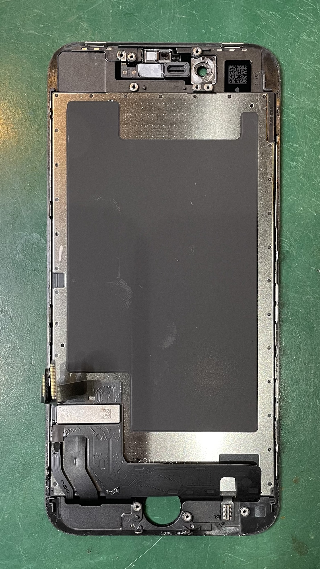 破損したiPhoneSE3の液晶パネル