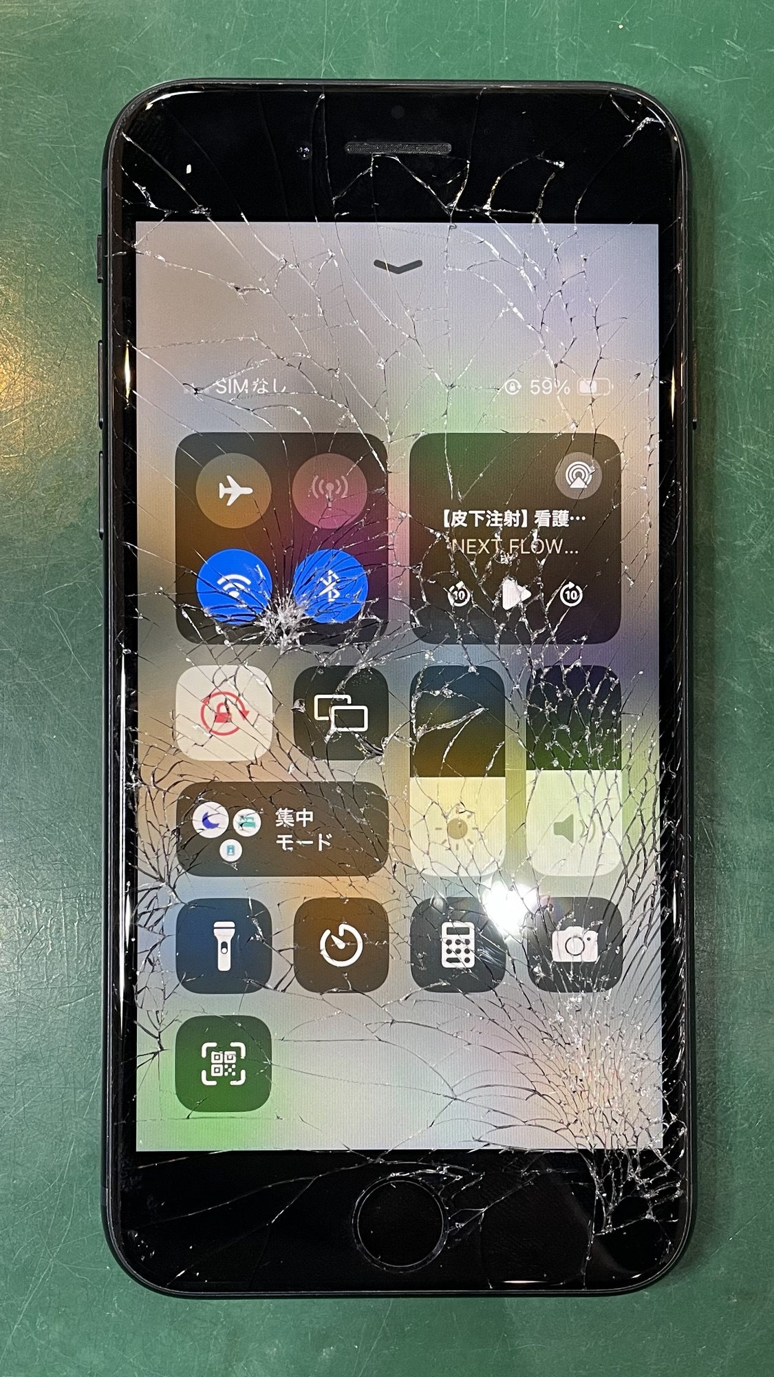 粉々に割れたiPhoneSE3