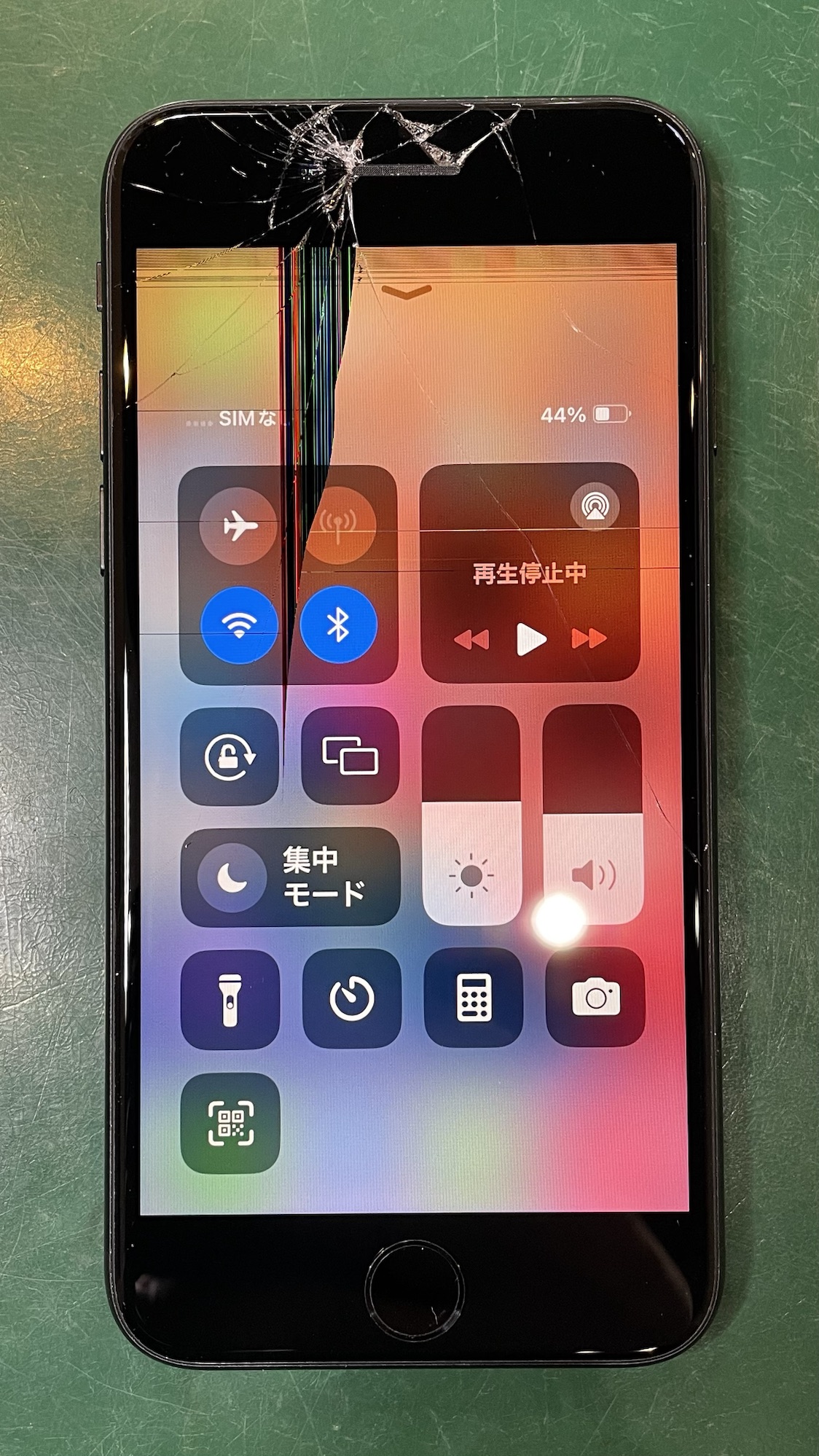 液晶が破損したiPhoneSE2