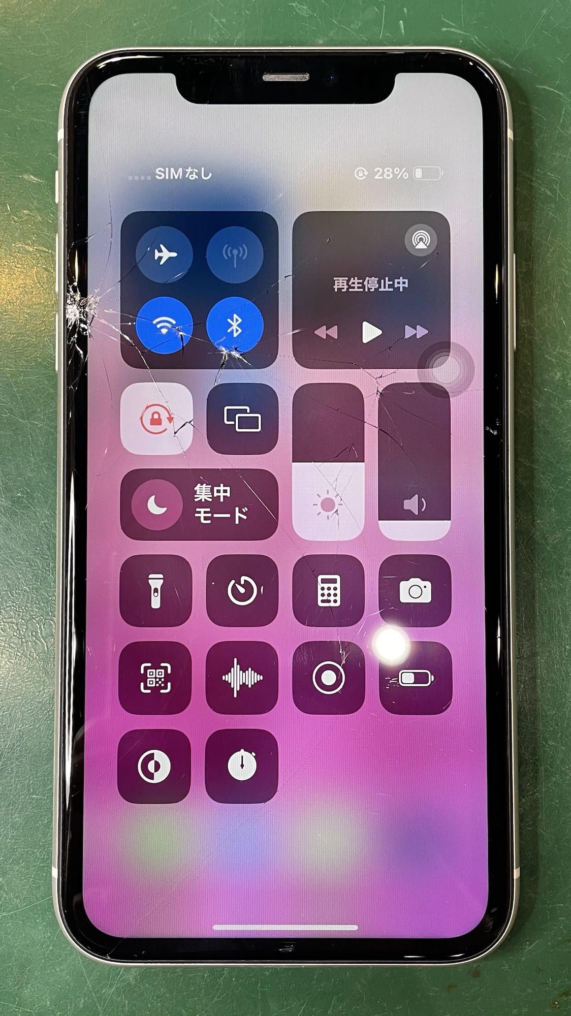 液晶が破損したiPhone11