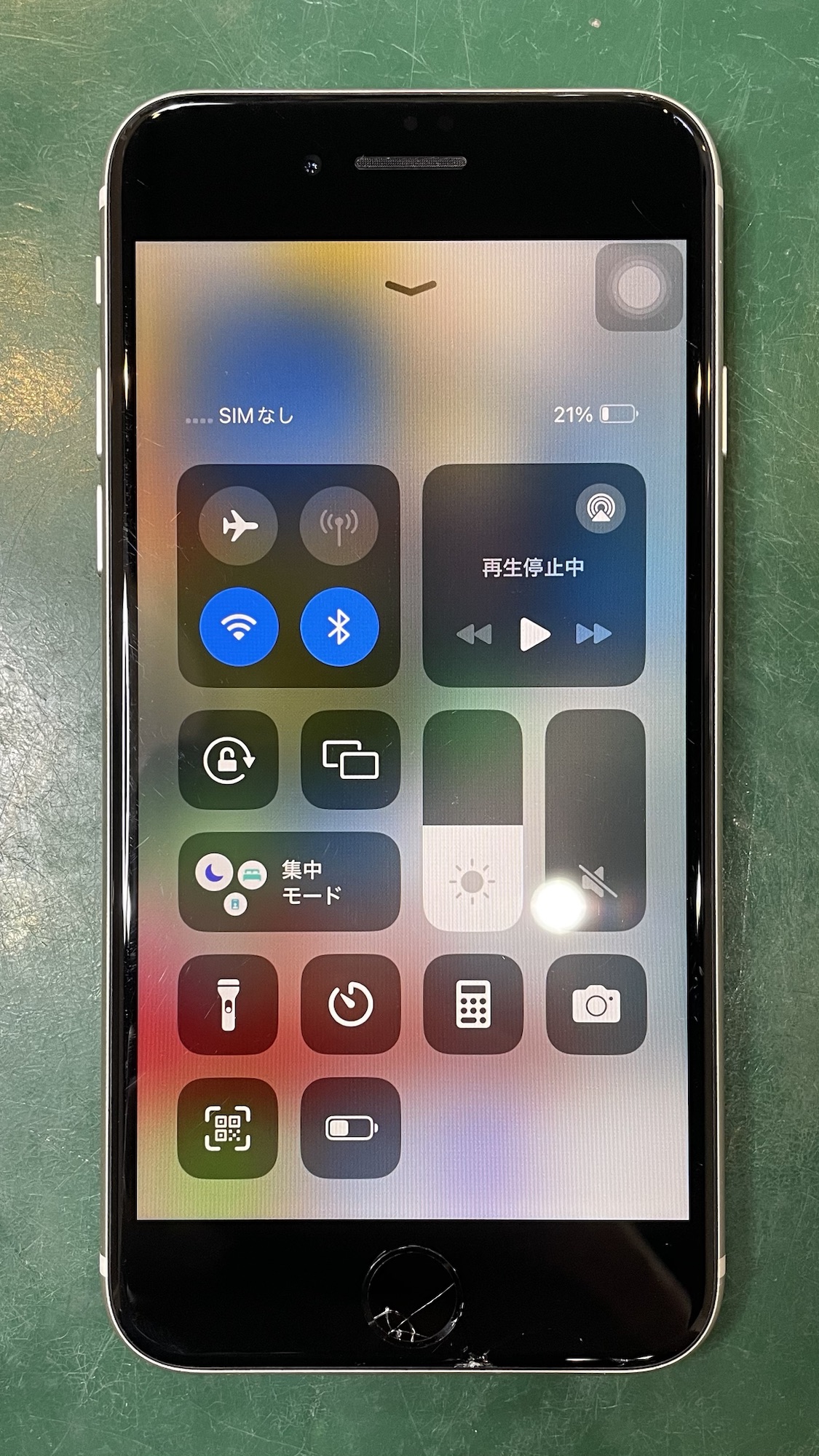 ガラスが割れたiPhoneSE3