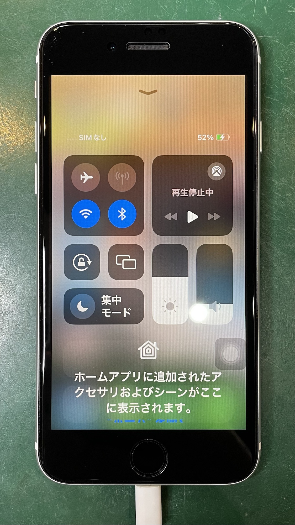 充電テスト中のiPhoneSE2